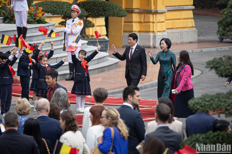 Chủ tịch nước và phu nhân tại lễ đón.
