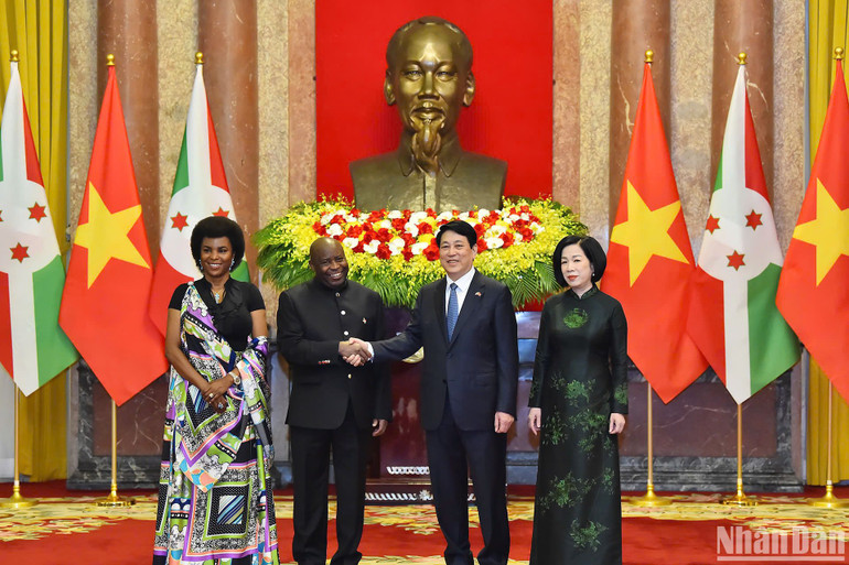 Chủ tịch nước Lương Cường cùng phu nhân và Tổng thống Evariste Ndayishimiye cùng phu nhân tại Phủ Chủ tịch.