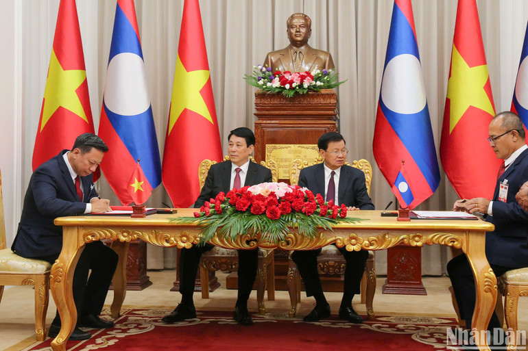 Hai nhà lãnh đạo chứng kiến lễ ký văn kiện hợp tác.