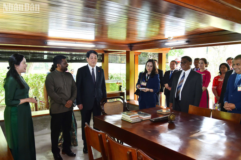 Chủ tịch nước Lương Cường và Tổng thống Sri Lanka Anura Kumara Dissanayaka thăm Khu di tích Chủ tịch Hồ Chí Minh. (Ảnh: THUỶ NGUYÊN)