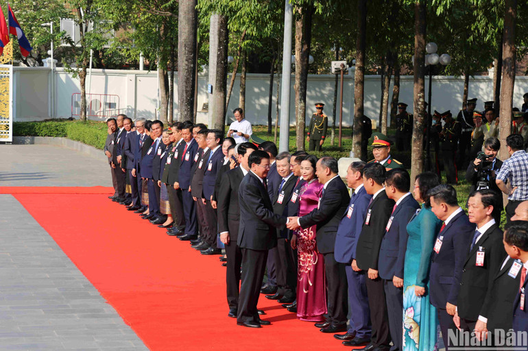 Tổng Bí thư, Chủ tịch nước Lào Thongloun Sisoulith bắt tay các đại biểu Việt Nam. Tổng Bí thư, Chủ tịch nước Lào Thongloun Sisoulith bắt tay các đại biểu Việt Nam.