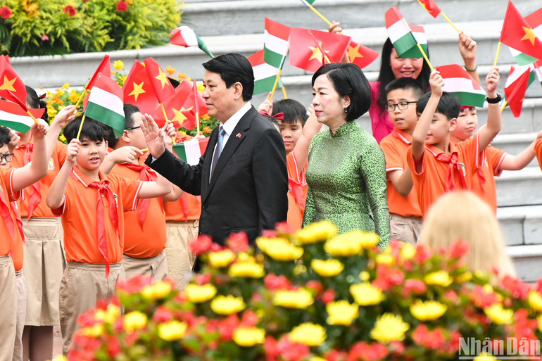 Chủ tịch nước cùng Phu nhân với các cháu thiếu nhi Hà Nội.