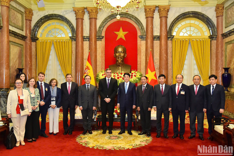 Chủ tịch nước Lương Cường và Thủ tướng Vương quốc Tây Ban Nha Pedro Sanchez cùng các đại biểu tại buổi tiếp. Chủ tịch nước Lương Cường và Thủ tướng Vương quốc Tây Ban Nha Pedro Sanchez cùng các đại biểu tại buổi tiếp.