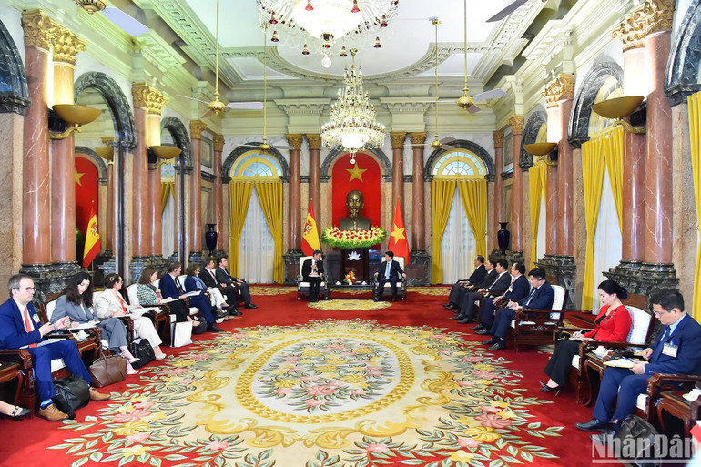 Toàn cảnh buổi tiếp. Toàn cảnh buổi tiếp.