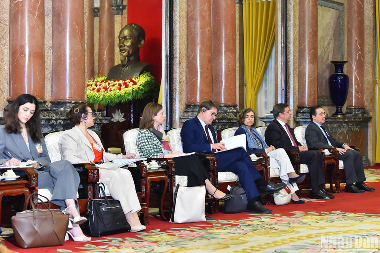 Các đại biểu Tây Ban Nha tham dự buổi tiếp. Các đại biểu Tây Ban Nha tham dự buổi tiếp.