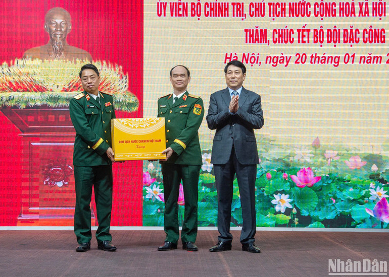 Chủ tịch nước tặng quà cán bộ, chiến sĩ Binh chủng Đặc công.