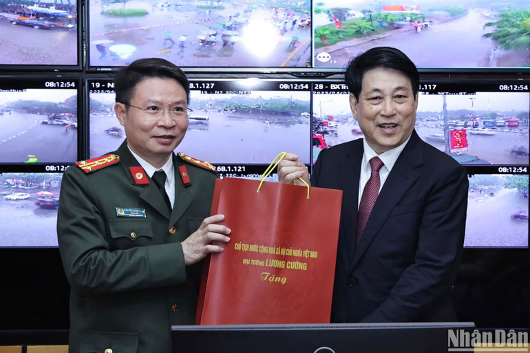 Chủ tịch nước tặng quà động viên cán bộ, chiến sĩ Công an tỉnh Phú Thọ. (Ảnh: NGỌC LONG) Chủ tịch nước tặng quà động viên cán bộ, chiến sĩ Công an tỉnh Phú Thọ. (Ảnh: NGỌC LONG)