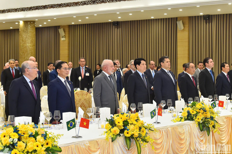 Các đại biểu dự buổi chiêu đãi. Các đại biểu dự buổi chiêu đãi.