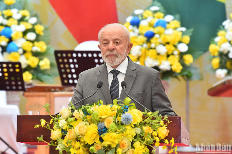 Tổng thống Luiz Inácio Lula da Silva phát biểu đáp từ. Tổng thống Luiz Inácio Lula da Silva phát biểu đáp từ.