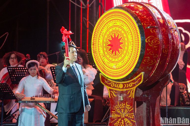 Chủ tịch nước đánh trống khai hội mừng.