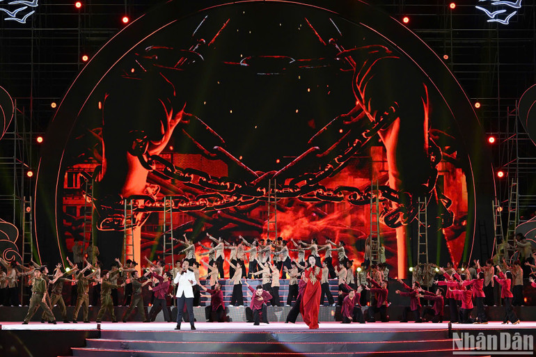 Tiết mục văn nghệ tại buổi lễ. (ẢNH: THỦY NGUYÊN)