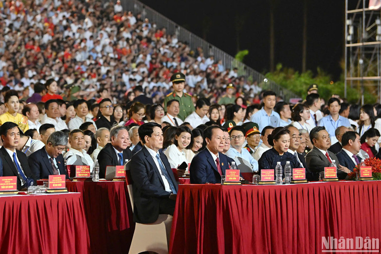 Chủ tịch nước và các đại biểu dự buổi lễ (ẢNH: THỦY NGUYÊN)