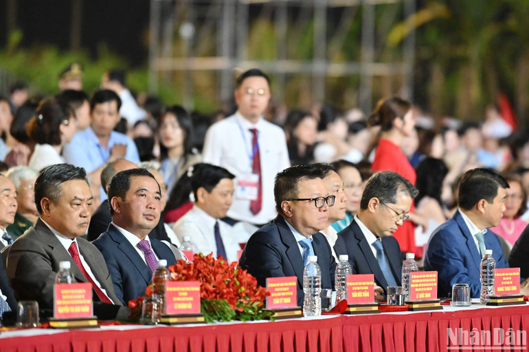 Các đại biểu tham dự buổi lễ (ẢNH: THỦY NGUYÊN).