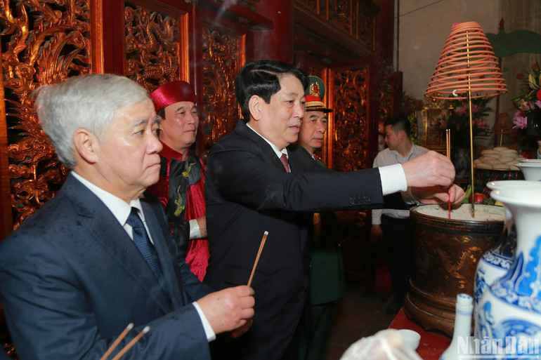Chủ tịch nước Lương Cường và các đại biểu dâng hương tại Thượng cung. (Ảnh: NGỌC LONG)