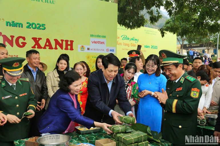 Chủ tịch nước tham gia hoạt động gói bánh chưng.