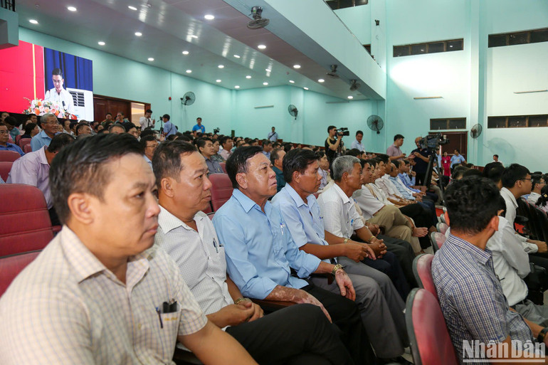 Đông đảo cử tri huyện Củ Chi tham dự buổi tiếp xúc.