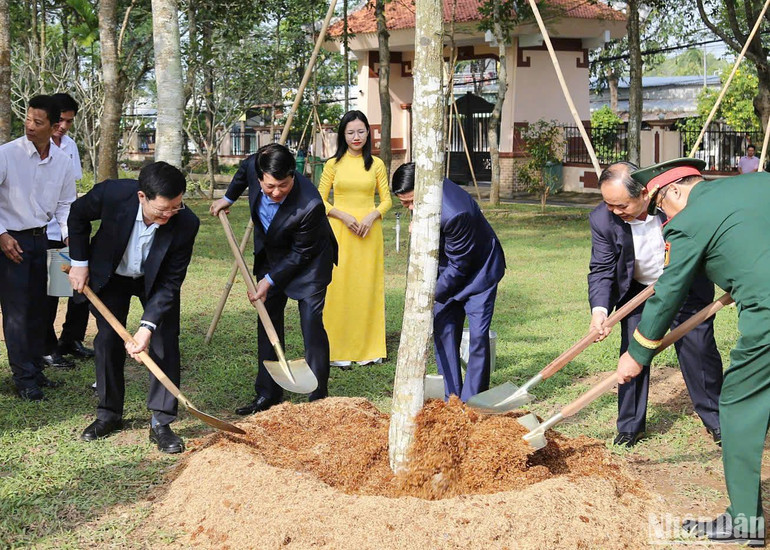 Chủ tịch nước trồng cây tại Khu lưu niệm Chủ tịch Hội đồng Bộ trưởng Phạm Hùng.