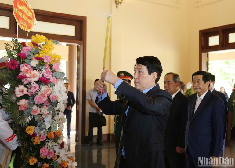 Chủ tịch nước dâng hương tại Khu lưu niệm Thủ tướng Võ Văn Kiệt.