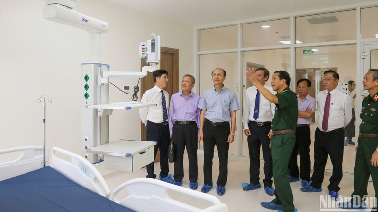 Các chuyên gia, nhà khoa học tham quan khu khám, điều trị chuẩn bị đưa vào sử dụng của Bệnh viện Quân y 175 Các chuyên gia, nhà khoa học tham quan khu khám, điều trị chuẩn bị đưa vào sử dụng của Bệnh viện Quân y 175