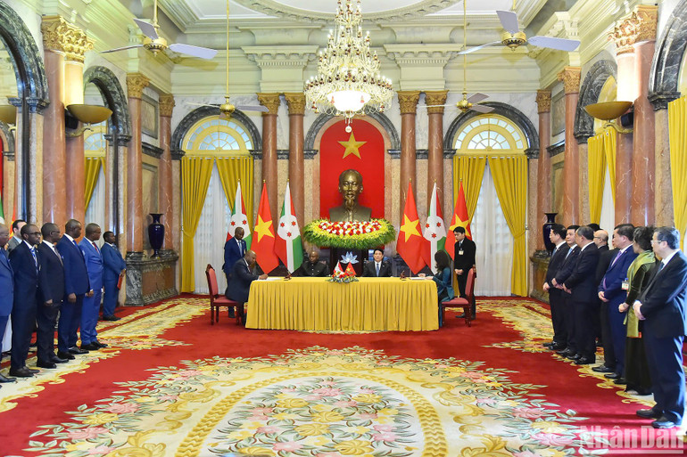 Chủ tịch nước Lương Cường và Tổng thống Evariste Ndayishimiye chứng kiến lễ ký kết văn kiện hợp tác.