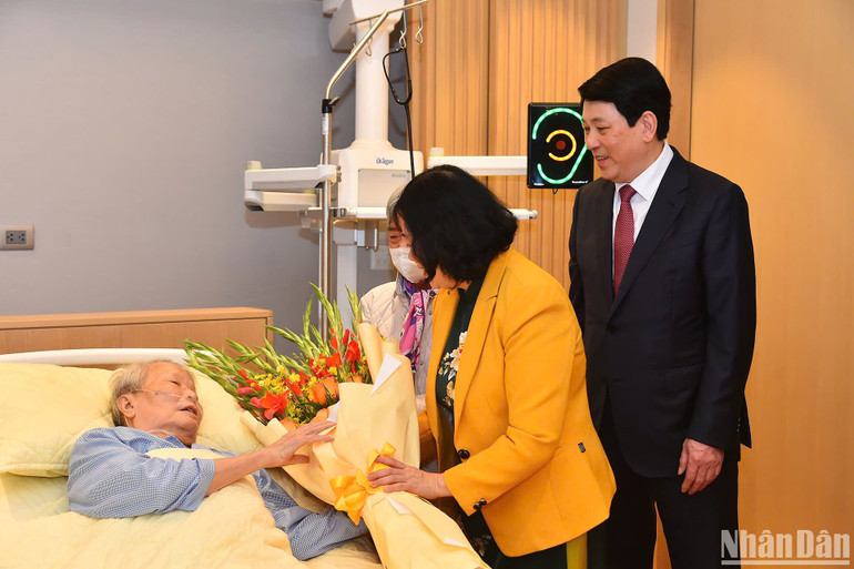 Bí thư Thành ủy Hà Nội Bùi Thị Minh Hoài tặng hoa chúc mừng đồng chí Trần Đức Lương nhận Huy hiệu 65 năm tuổi Đảng. Bí thư Thành ủy Hà Nội Bùi Thị Minh Hoài tặng hoa chúc mừng đồng chí Trần Đức Lương nhận Huy hiệu 65 năm tuổi Đảng.