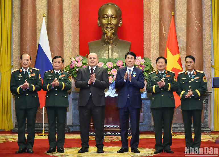 Chủ tịch nước Lương Cường, Thủ tướng Nga Mikhail Mishustin và các đại biểu nhận Huân chương. (Ảnh THỦY NGUYÊN)