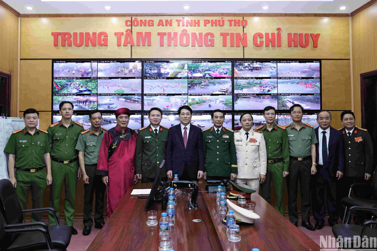 Chủ tịch nước Lương Cường cùng các đại biểu thăm, động viên Công an tỉnh Phú Thọ. (Ảnh: NGỌC LONG) Chủ tịch nước Lương Cường cùng các đại biểu thăm, động viên Công an tỉnh Phú Thọ. (Ảnh: NGỌC LONG)