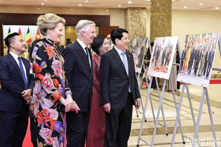 Chủ tịch nước Lương Cường cùng Phu nhân và Nhà vua Philippe cùng Hoàng hậu tham quan trưng bày ảnh về quan hệ hai nước.