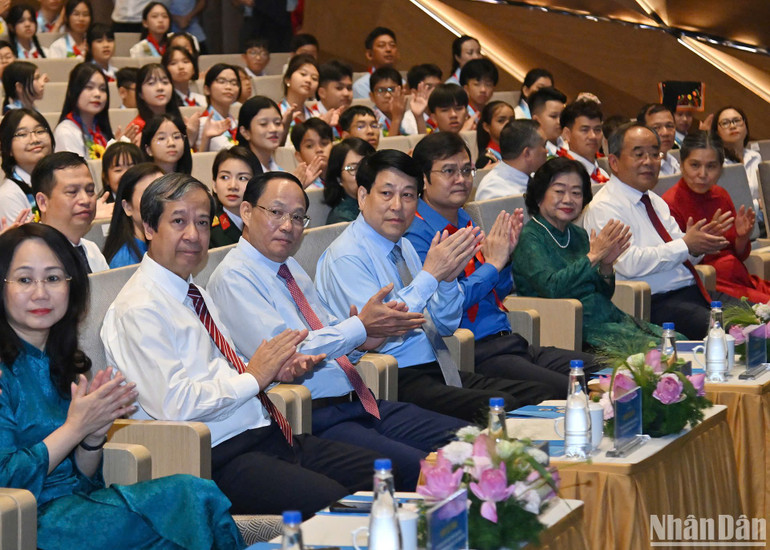 Chủ tịch nước Lương Cường và các đại biểu dự buổi lễ. (Ảnh: THỦY NGUYÊN) Chủ tịch nước Lương Cường và các đại biểu dự buổi lễ. (Ảnh: THỦY NGUYÊN)