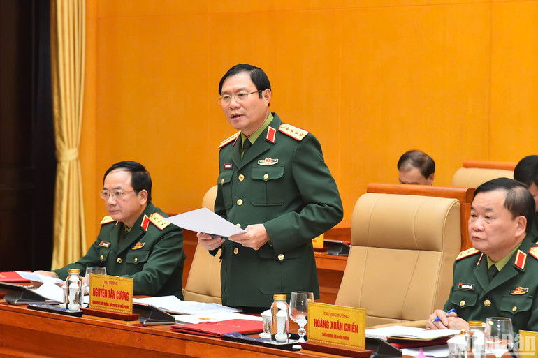 Đại tướng Nguyễn Tân Cương báo cáo tại buổi làm việc.