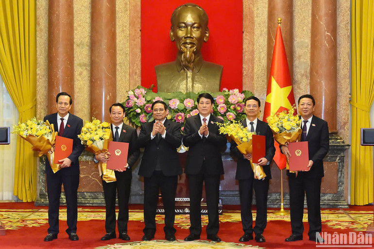 Chủ tịch nước Lương Cường và Thủ tướng Phạm Minh Chính, trao quyết định và tặng hoa các Bộ trưởng.