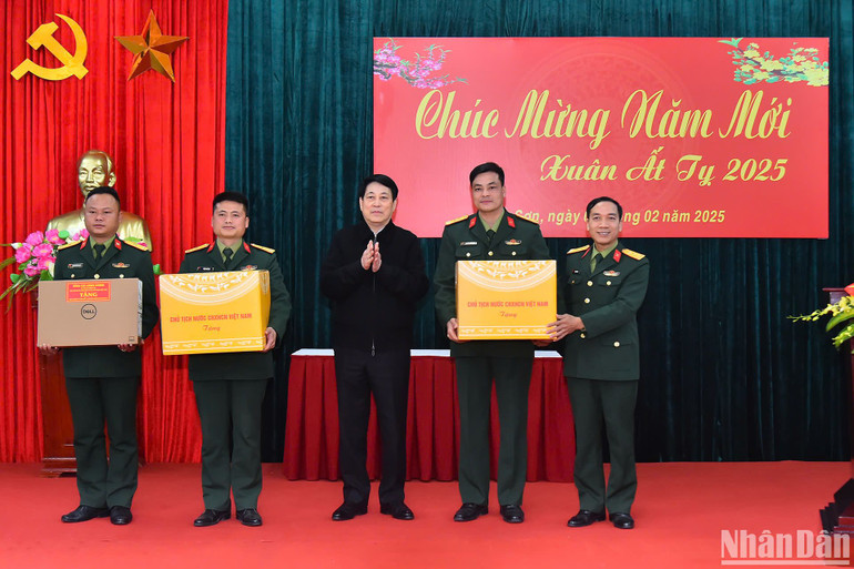 Chủ tịch nước thăm, chúc Tết thăm chúc Tết và tặng quà cán bộ chiến sĩ tại Tiểu đoàn 1.