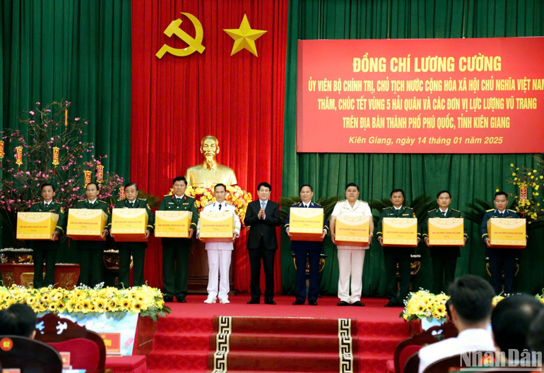 Chủ tịch nước Lương Cường tặng quà các đơn vị lực lượng vũ trang trên địa bàn Phú Quốc.