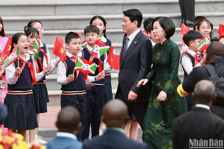 Thiếu nhi Thủ đô chào đón Chủ tịch nước và Phu nhân. Thiếu nhi Thủ đô chào đón Chủ tịch nước và Phu nhân.