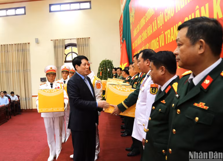 Chủ tịch nước tặng quà cán bộ, chiến sĩ Quân khu 9. Chủ tịch nước tặng quà cán bộ, chiến sĩ Quân khu 9.