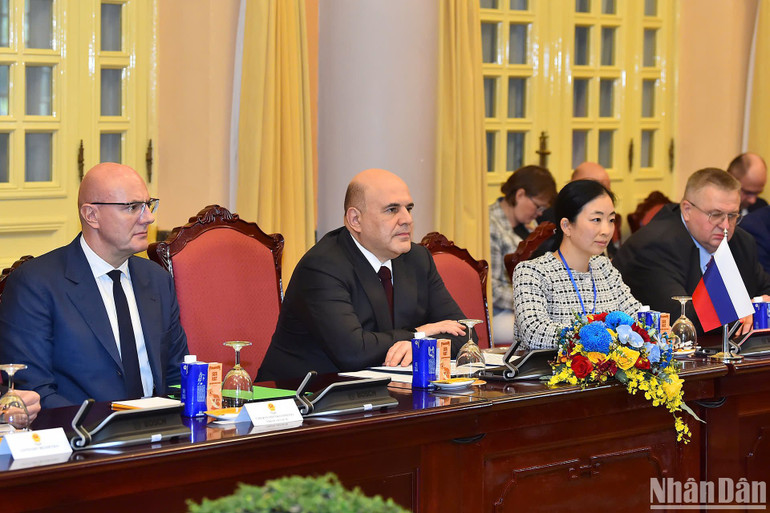 Thủ tướng Nga Mikhail Mishustin tại cuộc tiếp. (Ảnh THỦY NGUYÊN)