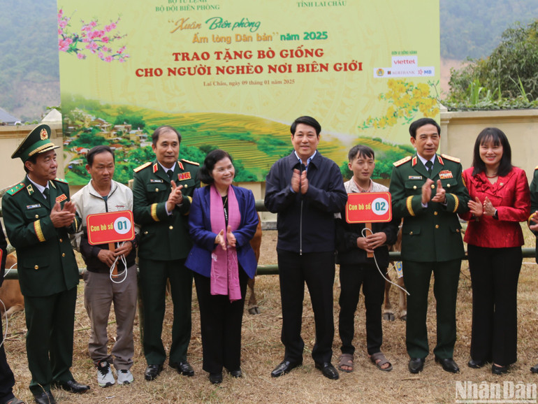 Chủ tịch nước và các đại biểu trao tặng bò cho hộ nghèo.