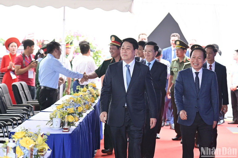 Chủ tịch nước Lương Cường dự lễ khánh thành. Chủ tịch nước Lương Cường dự lễ khánh thành.