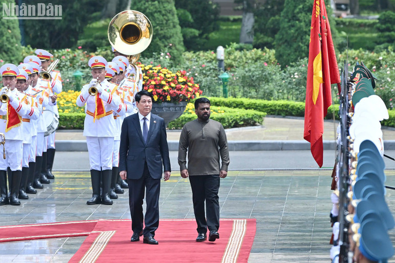 Chủ tịch nước Lương Cường và Tổng thống Sri Lanka Anura Kumara Dissanayaka duyệt Đội Danh dự.
