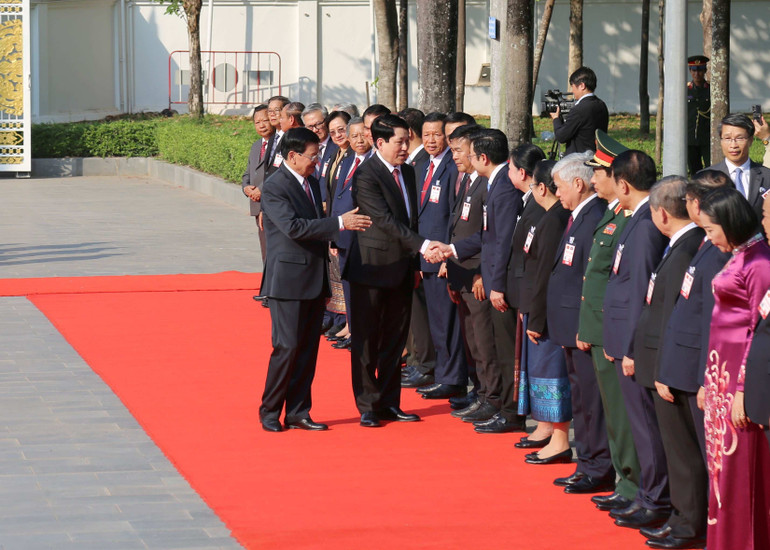 Chủ tịch nước Lương Cường bắt tay đại biểu Lào tại lễ đón. Chủ tịch nước Lương Cường bắt tay đại biểu Lào tại lễ đón.