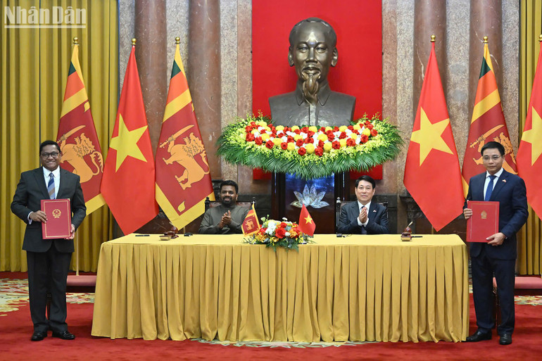 Chủ tịch nước Lương Cường và Tổng thống Sri Lanka Anura Kumara Dissanayaka chứng kiến lễ ký văn kiện hợp tác. Chủ tịch nước Lương Cường và Tổng thống Sri Lanka Anura Kumara Dissanayaka chứng kiến lễ ký văn kiện hợp tác.