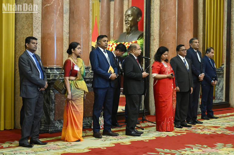 Đại biểu Sri Lanka tại cuộc gặp gỡ báo chí. Đại biểu Sri Lanka tại cuộc gặp gỡ báo chí.
