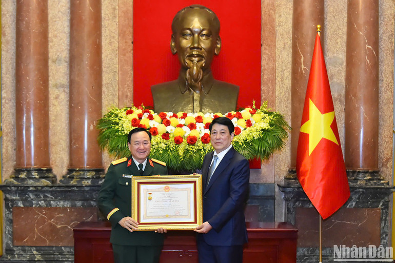 Chủ tịch nước trao tặng danh hiệu Thầy thuốc Nhân dân cho cán bộ y tế tiêu biểu.