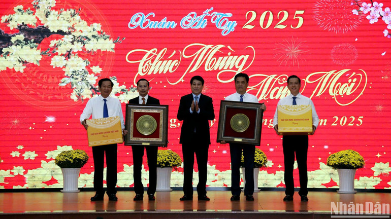 Chủ tịch nước tặng quà cán bộ nhân dân Kiên Giang.