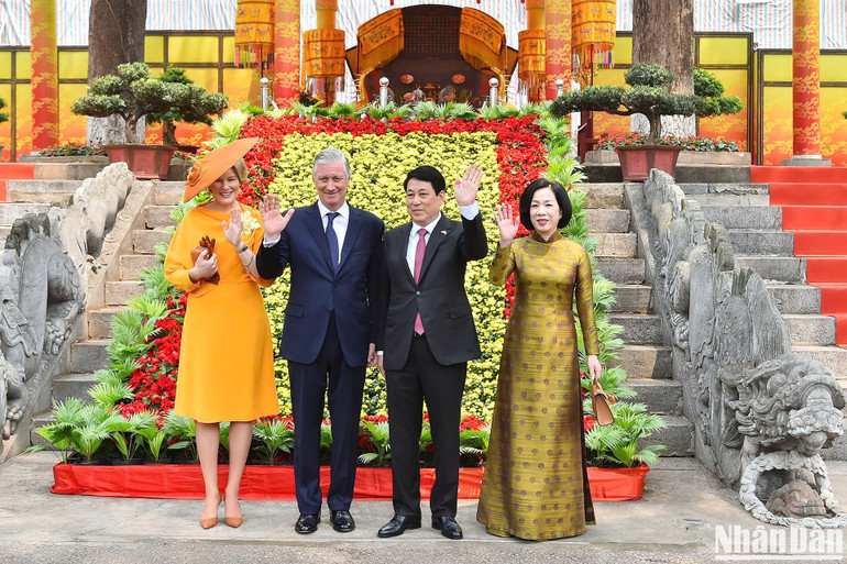 Chủ tịch nước Lương Cường và Phu nhân cùng Nhà Vua Philippe và Hoàng hậu Vương quốc Bỉ đã có chuyến tham quan Hoàng thành Thăng Long.