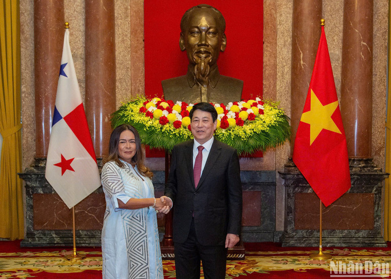 Chủ tịch nước tiếp Đại sứ Panama đến trình Quốc thư. (Ảnh THỦY NGUYÊN) Chủ tịch nước tiếp Đại sứ Panama đến trình Quốc thư. (Ảnh THỦY NGUYÊN)