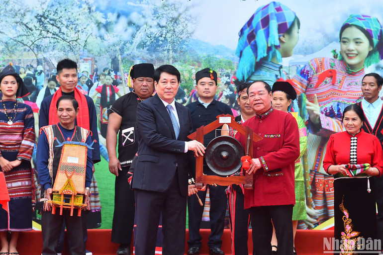 Đại diện đồng bào các dân tộc cũng mang đến những sản phẩm văn hóa đặc sắc của dân tộc mình trân trọng gửi tới Chủ tịch nước. Đại diện đồng bào các dân tộc cũng mang đến những sản phẩm văn hóa đặc sắc của dân tộc mình trân trọng gửi tới Chủ tịch nước.