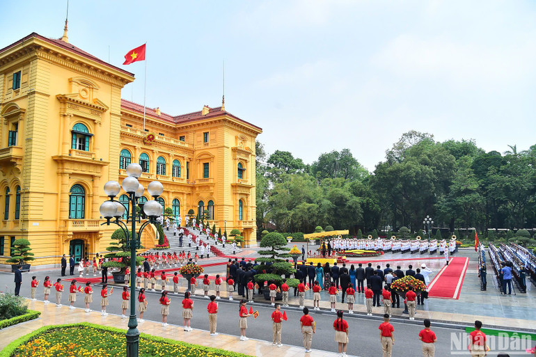 Toàn cảnh lễ đón.