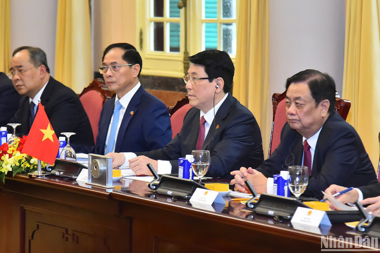 Chủ tịch nước Lương Cường và các đại biểu Việt Nam tại buổi hội đàm.