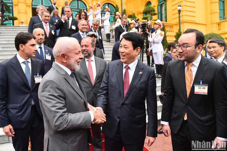 Chủ tịch nước Lương Cường và Tổng thống Brazil Lula da Silva cùng các đại biểu sau cuộc gặp gỡ báo chí.